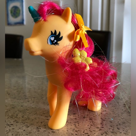 Gi-Go Pony Wonderland Figure Yellow Unicorn Pink Sparkle Hair Moon and Cloud - Picture 2 of 10